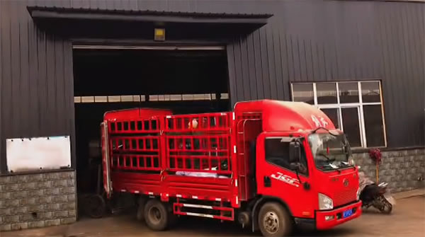 鐵粉裝車及噸袋現(xiàn)場(chǎng)