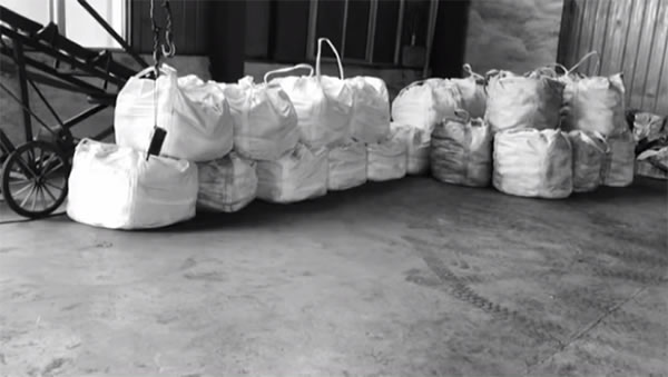 二次還原鐵粉噸袋裝車發(fā)貨